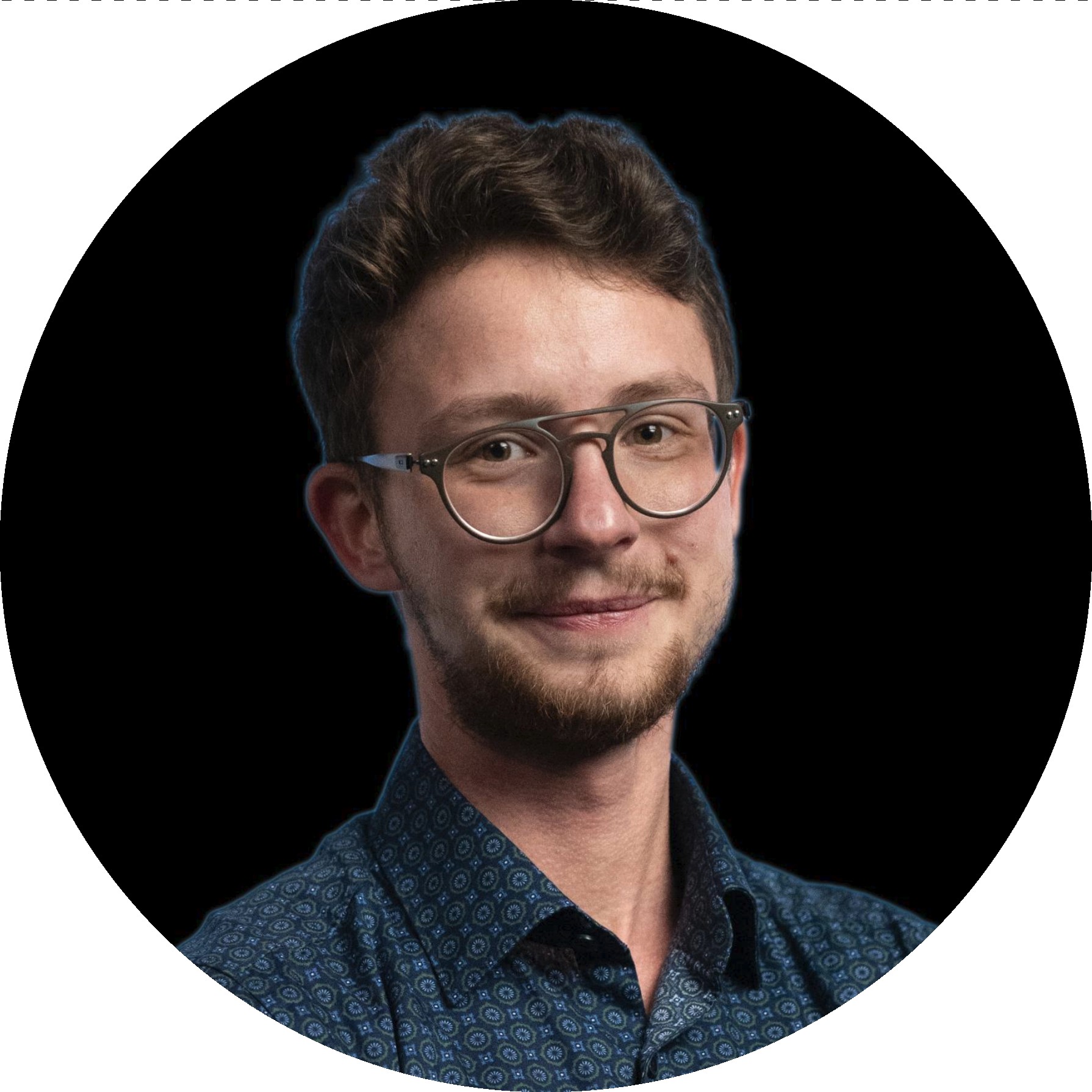 Luis Schäfer schaut lächelnd in die Kamera.